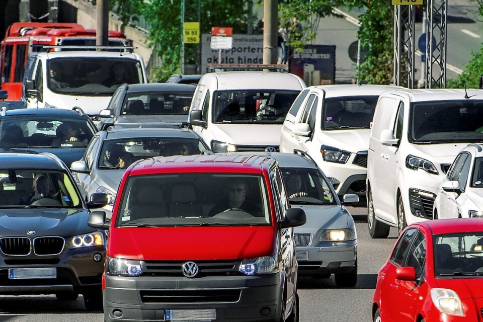 Biltrafiken i ständerna kan minskas och därmed hjälpa till att få ner utsläppen, förklarar skribenterna.