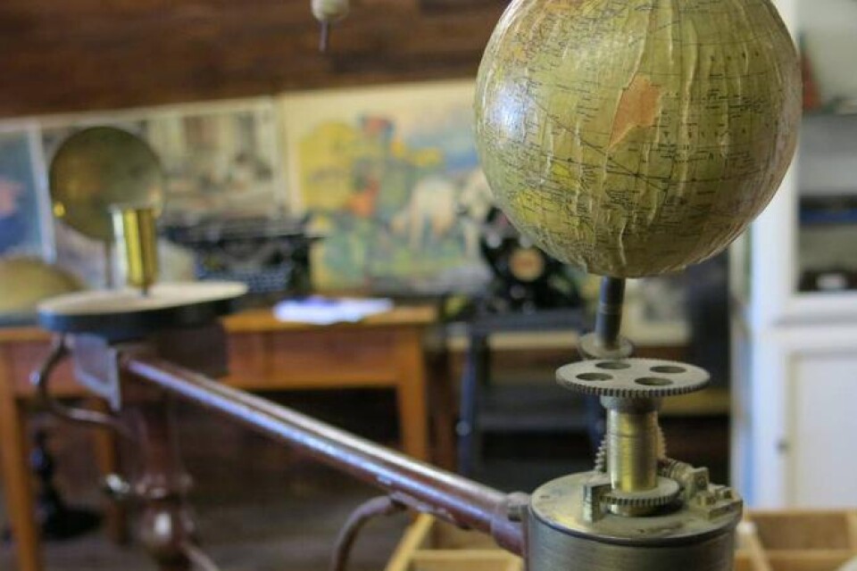 Gammal teknik som användes i utbildningssyfte runt 1900-talet finns att beskåda på Risanäs skola. Här är ett tellarium, ett antikt verktyg som visar hur jorden rör sig i förhållande till månen och solen.