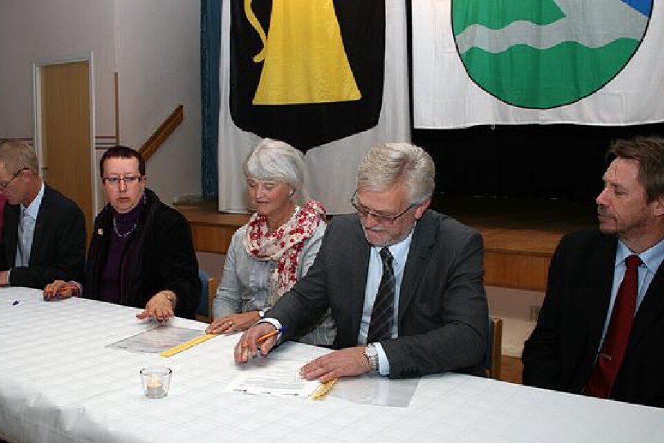 Margareta Löfgren, Pelle Pellby, Annette Eiserman-Wikström, Ing-Marie Samuelsson, Christer Johansson och Peter Rosholm vid undertecknandet av samarbetsavtalet.