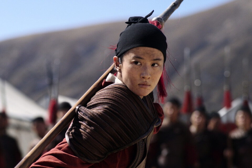 Yifei Liu klär ut sig till man och drar i krig i "Mulan". Pressbild.