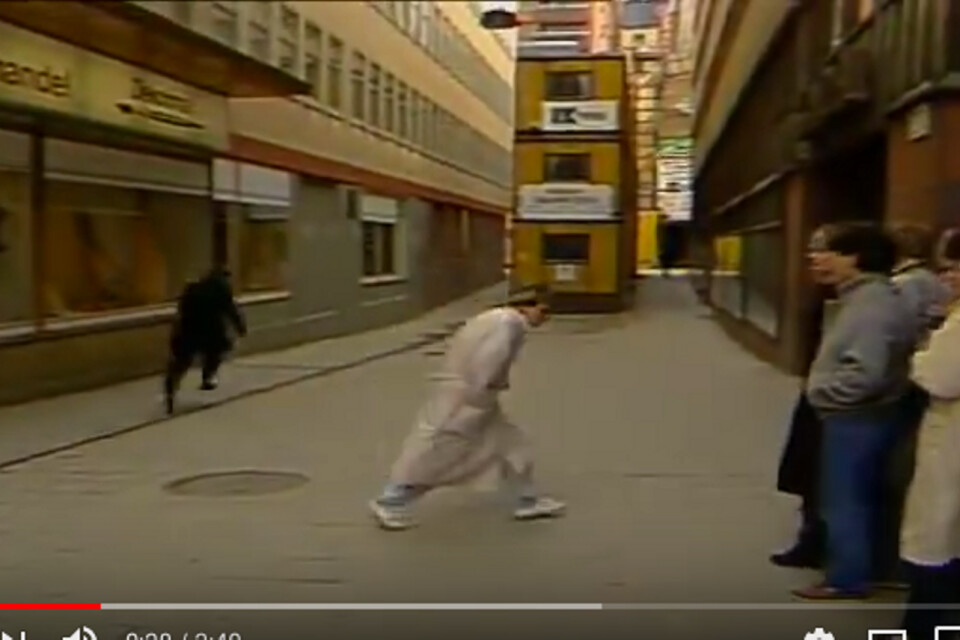 På SVT:s bilder från april 1986 visade Stig Engström hur han sa sig ha sprungit i mördarens väg,