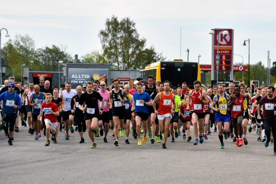 På lördag kl. 10.00 står 100 lag på startlinjen i Färjestaden för att inleda Ölands Kyrkstafett 2019. Bilden är från fjolårets startskott.
