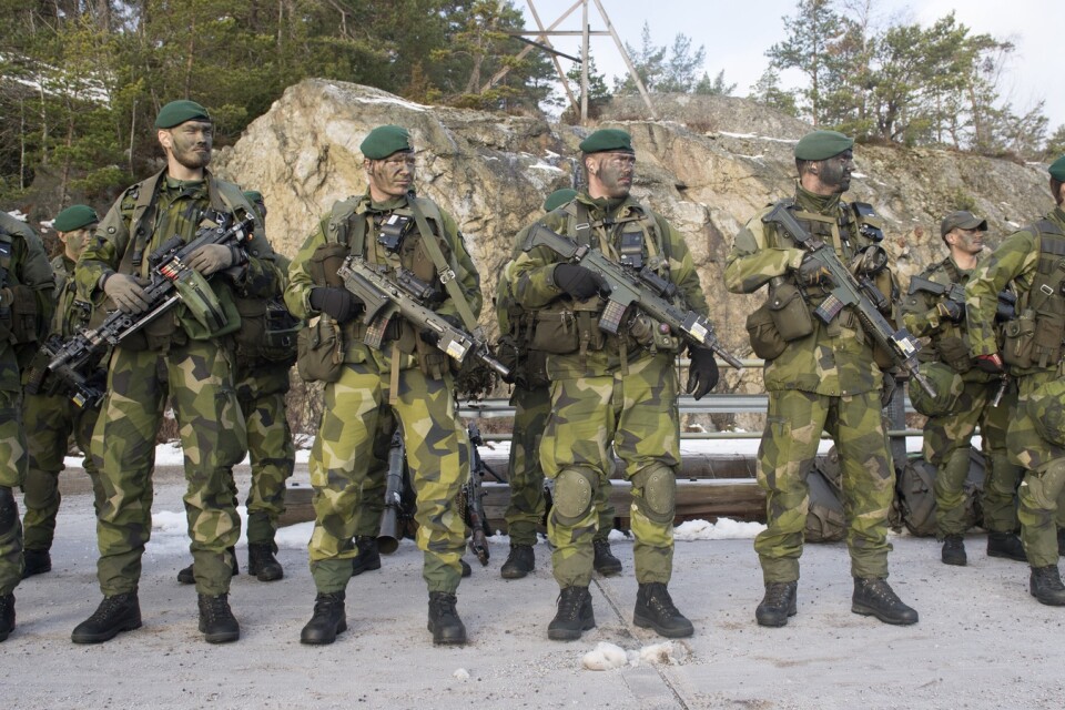 Varken statsministern eller ÖB har rätt att kräva att svenska soldater ska dö för Sverige, anser skribenten som förordar civilt motstånd om vi blir ockuperade.