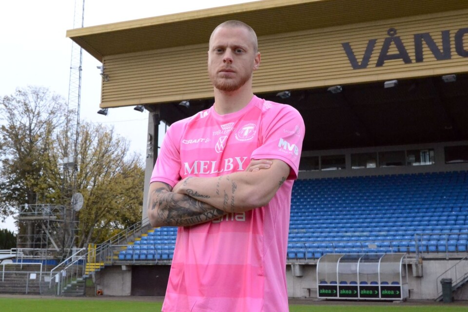 Mattias Håkansson i den rosa specialtröja som TFF ska spela i på söndag, för att stödja cancerforskningen. Foto: Trelleborgs FF