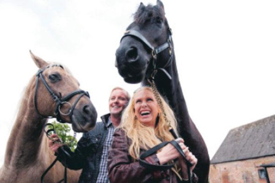 Om några månader flyttar den danska rocksångerskan Sanne Salomonsen in på hästdressören Tobbe Larssons gård i Sjörup.