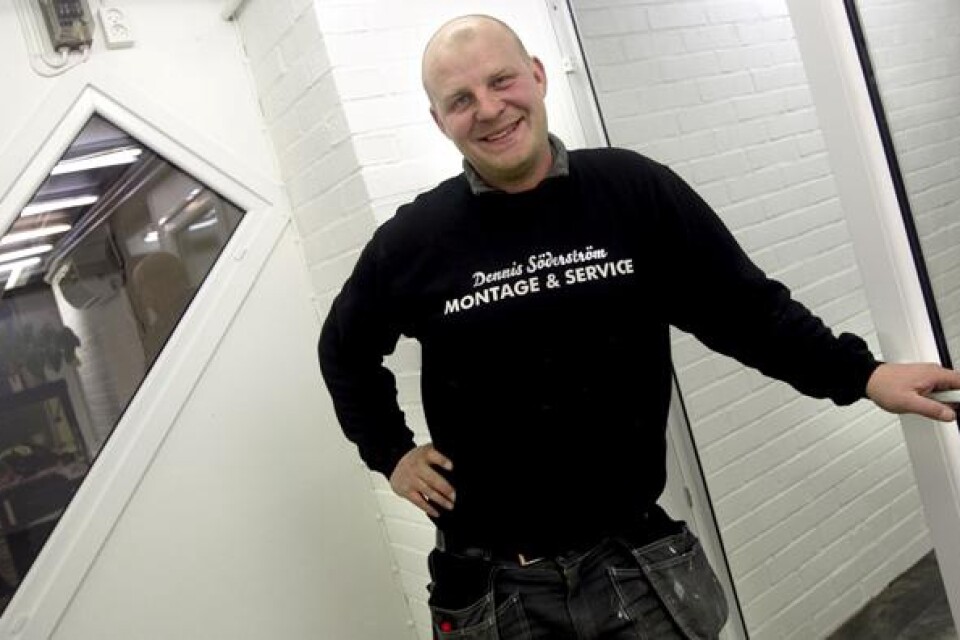 Fönster och fasader har blivit Dennis Söderströms grej, först som anställd montör, nu som egen företagare.