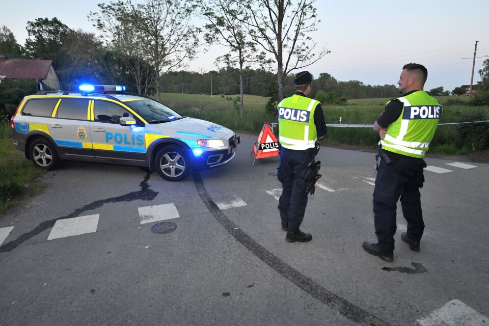 Poliser vid avspärrningarna i närheten av den plats där ett mindre flygplan störtat i Skåne.