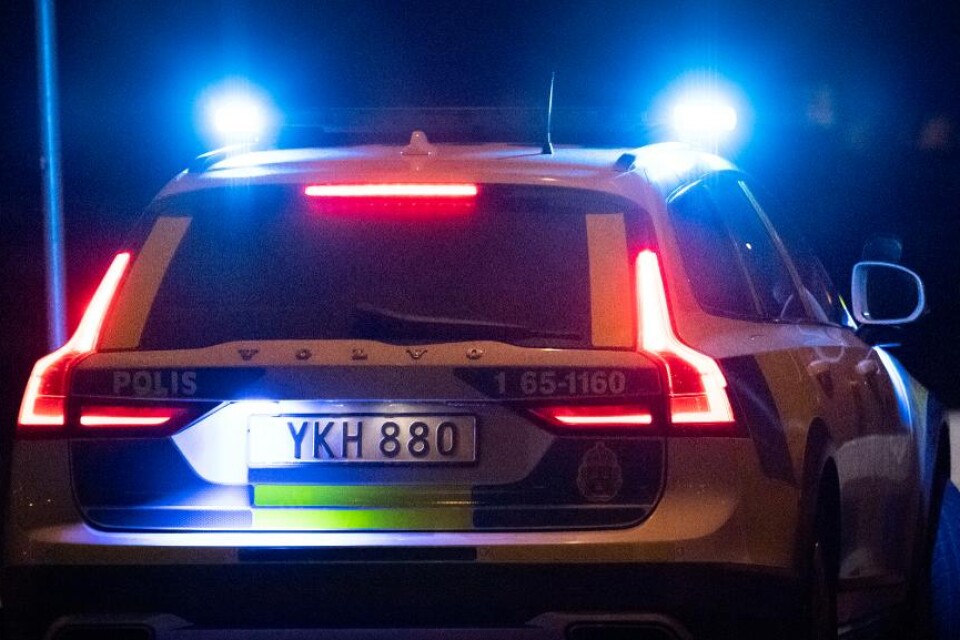 En kraftig smäll har hörts vid Stortorget i Malmö natten till måndag. Enligt Sydsvenskan ska explosionen ha krossat flera rutor och entrén till en nattklubb. Larmet kom till polisen vid midnatt. - Något har detonerat, frågan är bara vad och varför, det