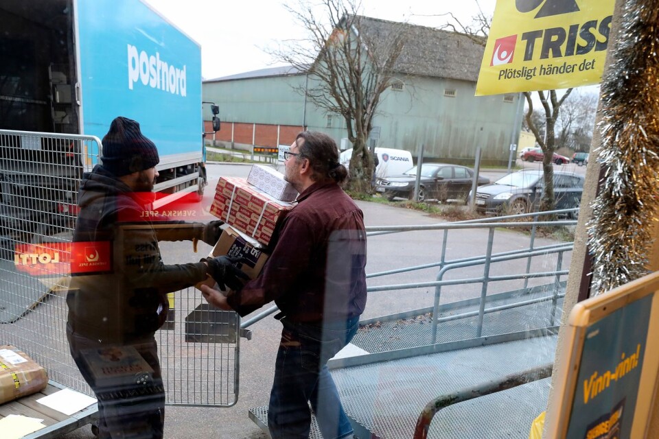 Ljubomir Avdic och Erik Noreke hjälps åt med några av paketen, som ska in i affären på onsdagseftermiddagen.