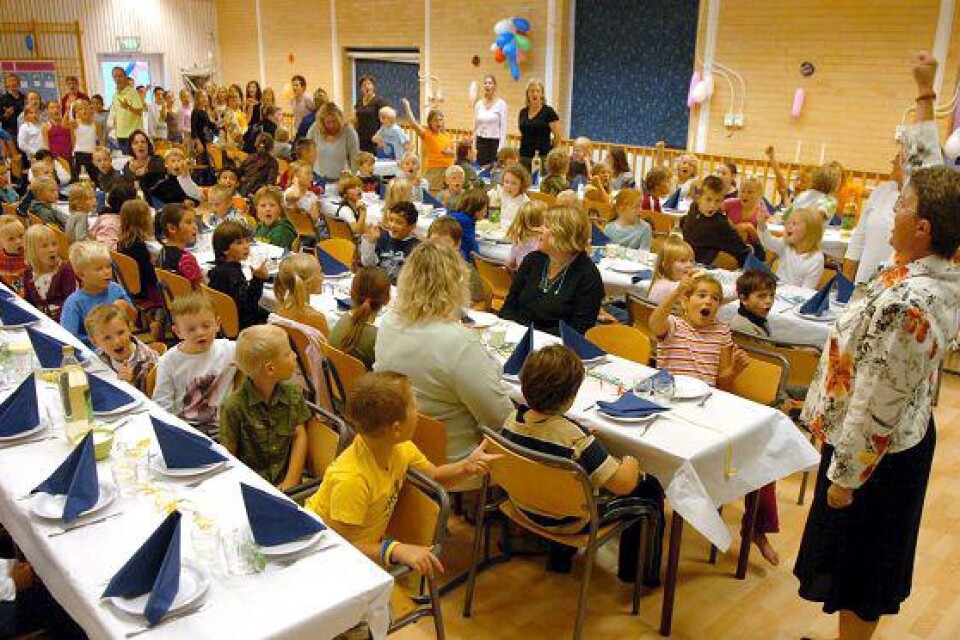 Alla eleverna samlades för att fira när Kattebäcksskolan fyllde tio år.