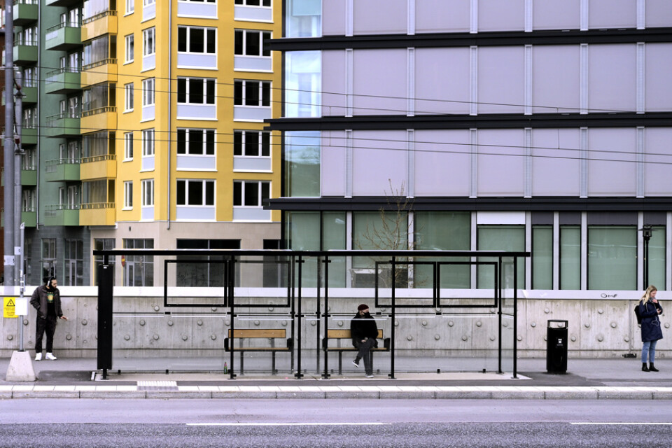 Social distansering mellan människor som väntar på bussen i Solna centrum.