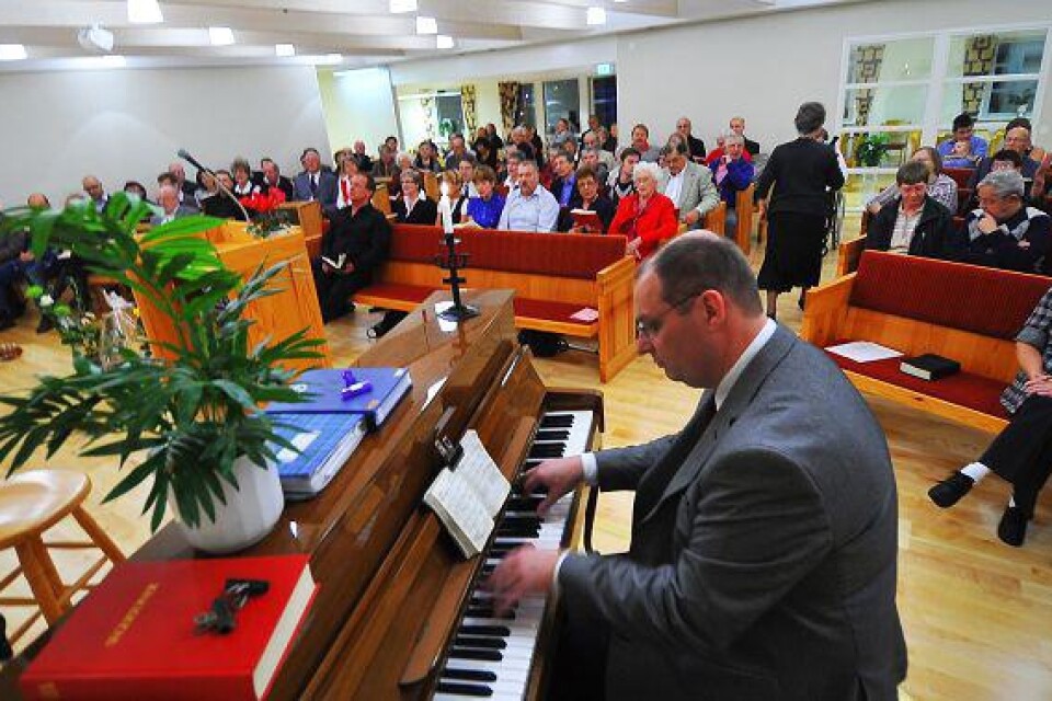 Pastorn Leif Svensson spelade, sjöng och talade under Pingstkyrkans invigning.Bilder: RONNIE SMITH