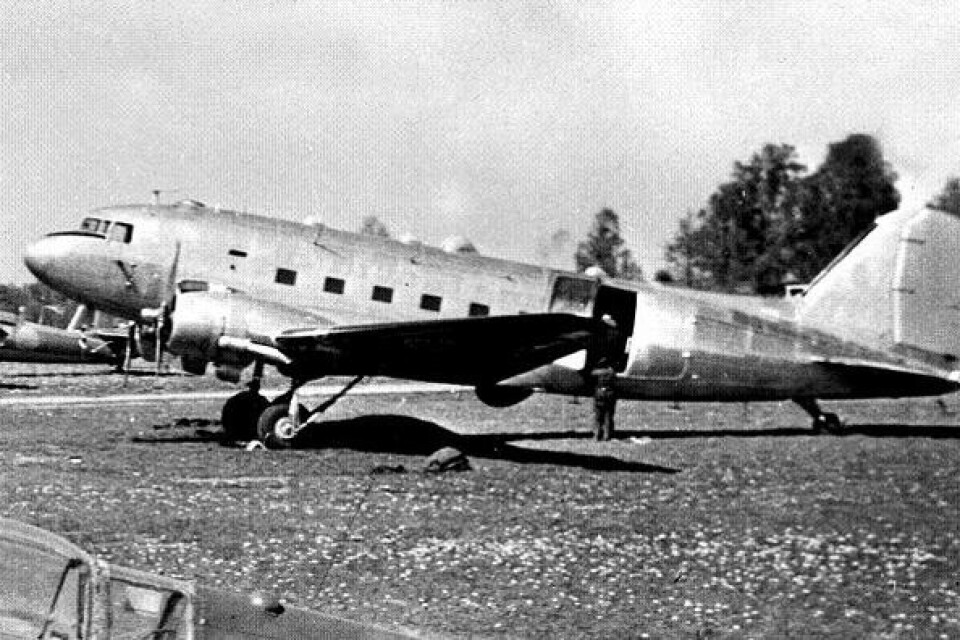 DC 3:an på Barkarby flygplats en tid innan försvinnandet. Bilder: Scanpix