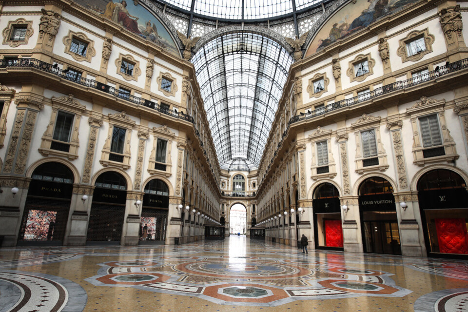 Shoppingcenter i Italien ekar tomma, som det här i centrala Milano. Arkivbild.