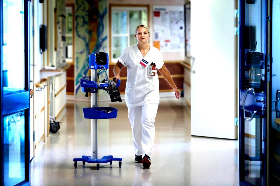 Johanna Andersson trivs med sitt arbete som sjuksköterska på länssjukhusets resursenhet. Men hon hoppas på förändringar av villkoren. Bättre arbetstider som fungerar med privatlivet och en högre lön tror hon skulle få fler att välja jobbet som sjuksköterska.