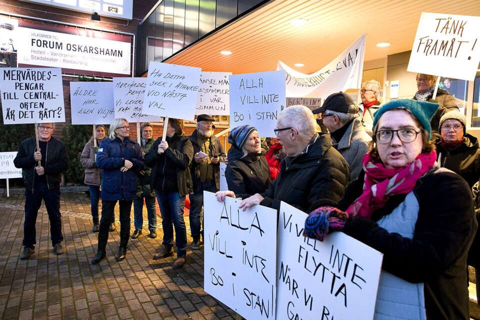 Demonstration mot nedläggning av äldreboende i Misterhult vid fullmäktige i Forum.