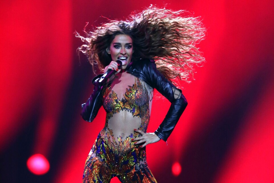 Cyperns bidrag Eleni Foureira med låten "Fuego" är vidare till final i Eurovision Song Contest.
