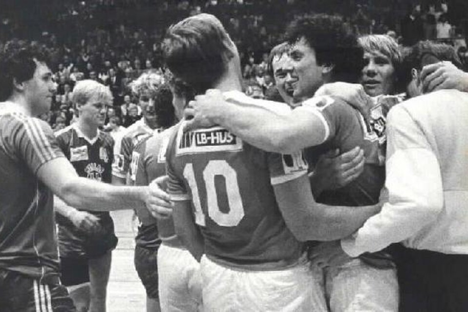 1984. Efter sista kvalmatchen mot Hellas gick båda lagen och firade sina respektive avancemang till allsvenskan på en krog i Kristianstad.