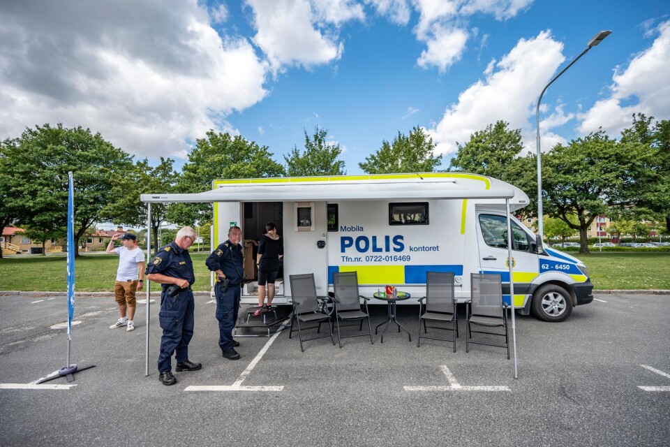 Polisens mobila kontor fanns på plats på parkeringen utanför Gamlegårdens Centrum i Kristianstad dagen efter dådet.