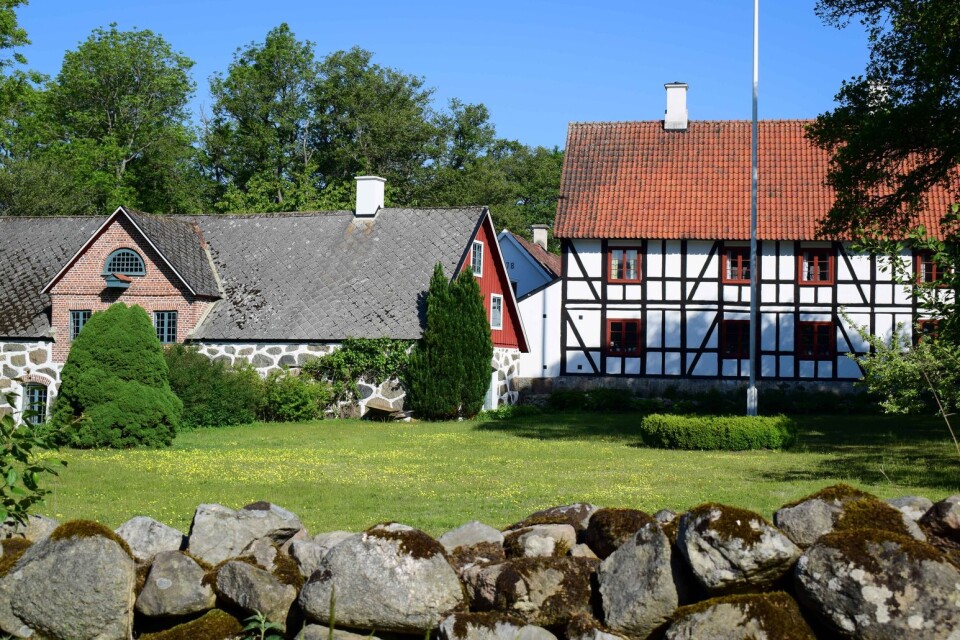 Strax öster om Brösarp går både Backaleden och Skåneleden i närheten av den vackra 1700-talsgården Bengtemölla med dess kvarnbyggnad intill.