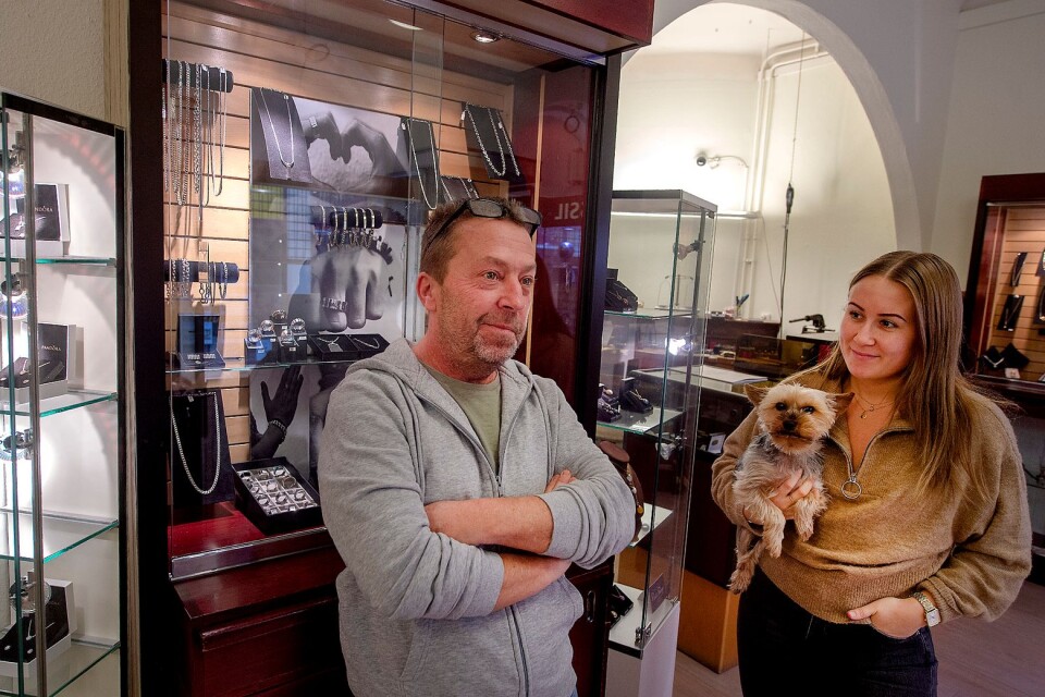 I dag jobbar Christian Sandgren tillsammans med dottern Elin i butiken. Hunden Jackson trivs där också.