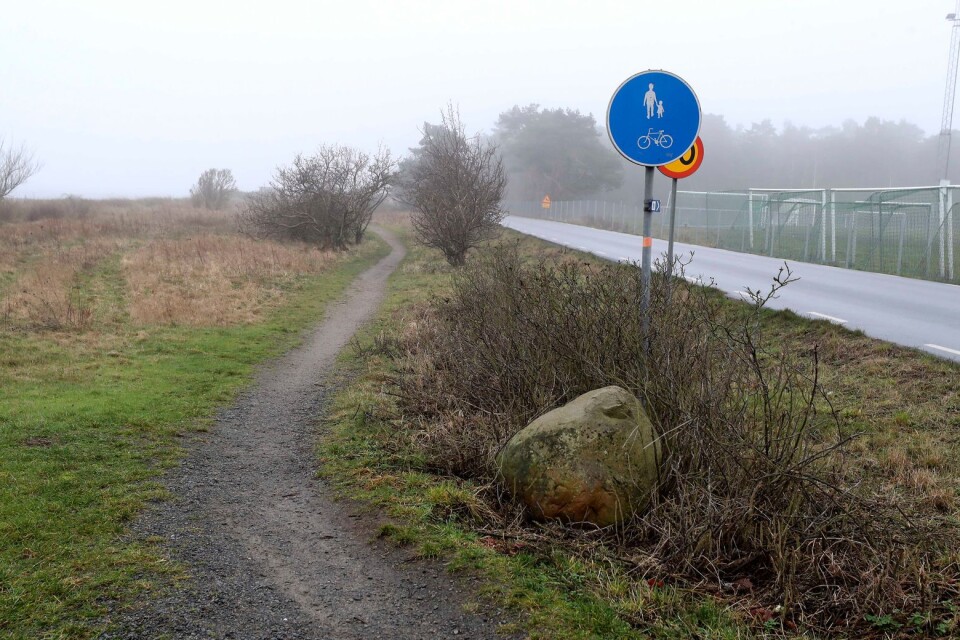 Nuvarande cykelväg på grus går på havssidan söderut från Skillinge. När den blir en asfalterad cykel som binder samman hela sträckan mellan Ystad och Simrishamn kommer den enligt nuvarande plan gå på landssidan om Kustvägen.