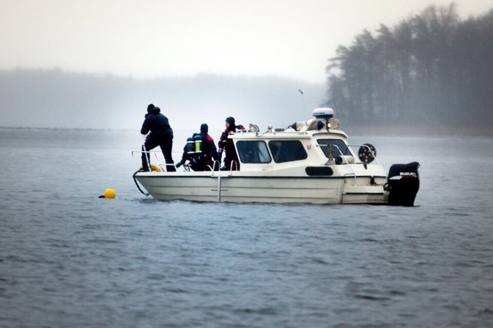 Polisen dyker efter försvunne Lelle Hildebrand i Ivösjön vid Vånga småbåtshamn/badplats.