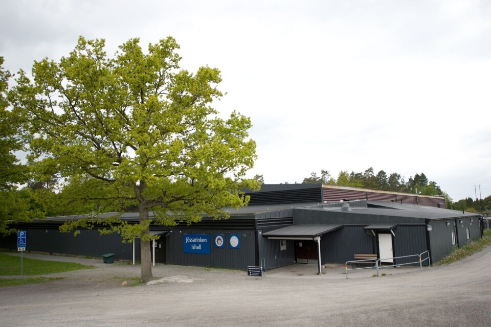 Kommunen har inte lagt pengar på isytor på 50 år och klubbade i går 120 miljoner kronor till den nya träningshallen i Jössa. Men det skedde under protest av oppositionen.