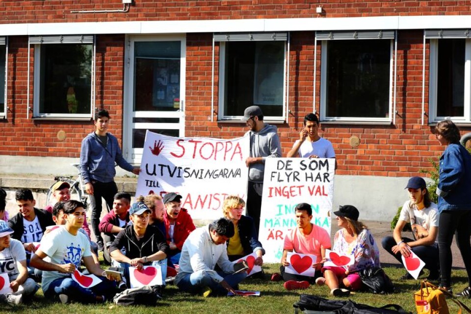 Hela hösten har protester och demonstrationer krävt att utvisningarna till Afghanistan ska stoppas – här utanför Lars Kagg i Kalmar.