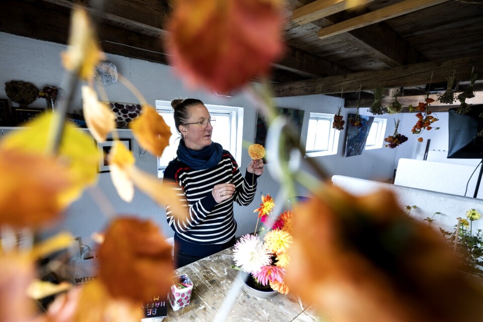 Konstrundan Sjuhärad uppmärksammar lokala konstnärer under en hösthelg på Ålgården. En av dem är konstdebutanterna Nina Sinkkonen.