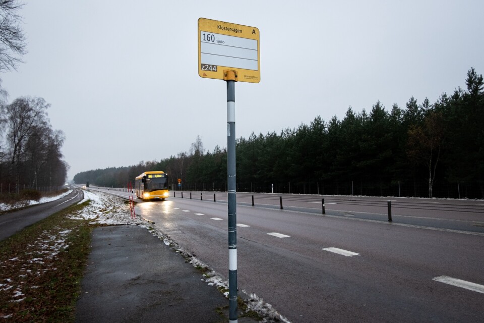 Buss 160 stannar ännu några veckor på Klostersåghens hållplats längs väg 11 på sin väg mot Veberöd och Lund från Sjöbo.
