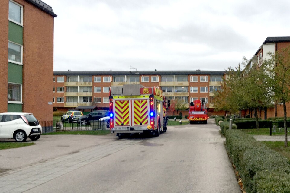 En man i 70-årsåldern fick brännskador i samband med branden i Fridhem. Enligt sjukhuset i Karlskrona är han allvarligt skadad.
