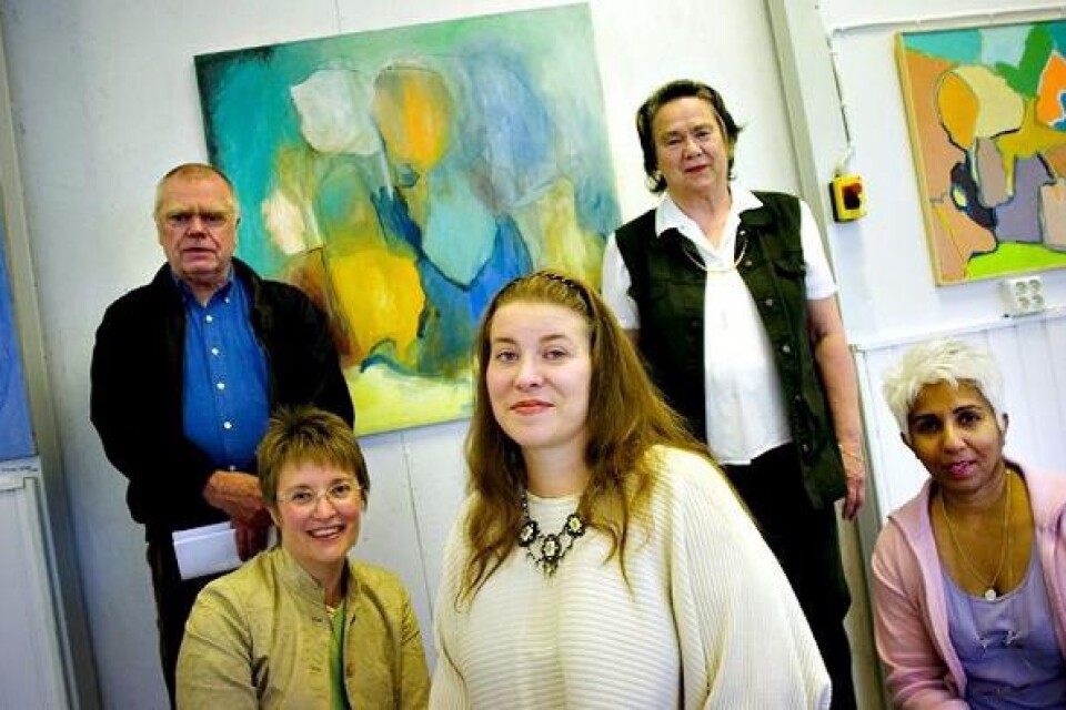 En kvartett Tjörnarpskonstnärer med en gallerist framför målningar av Lars Ellertsson. Från vänster ses Ellertsson, Gunnel Smedstad, Gabriella Gaál-Lindroos, Anita Ejrup och Marline Andersson.
