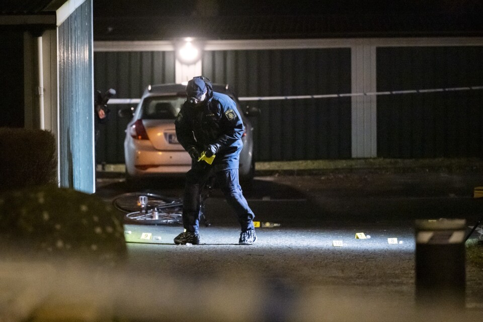 Polis och kriminaltekniker på plats vid en parkeringsplats på Gamlegården i Kristianstad, efter att en man påträffats med skottskador. Den skadade mannen fördes till sjukhus med ambulans men dog av sina skador.