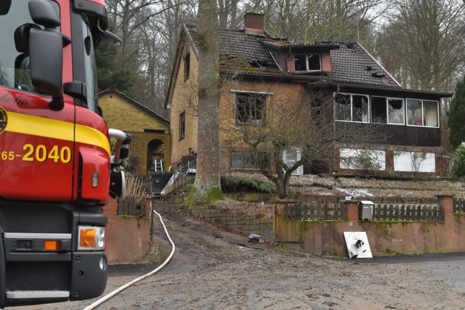 Eftersläckning fortsatte under tisdagsförmiddagen vid den villa som började brinna under måndagskvällen.