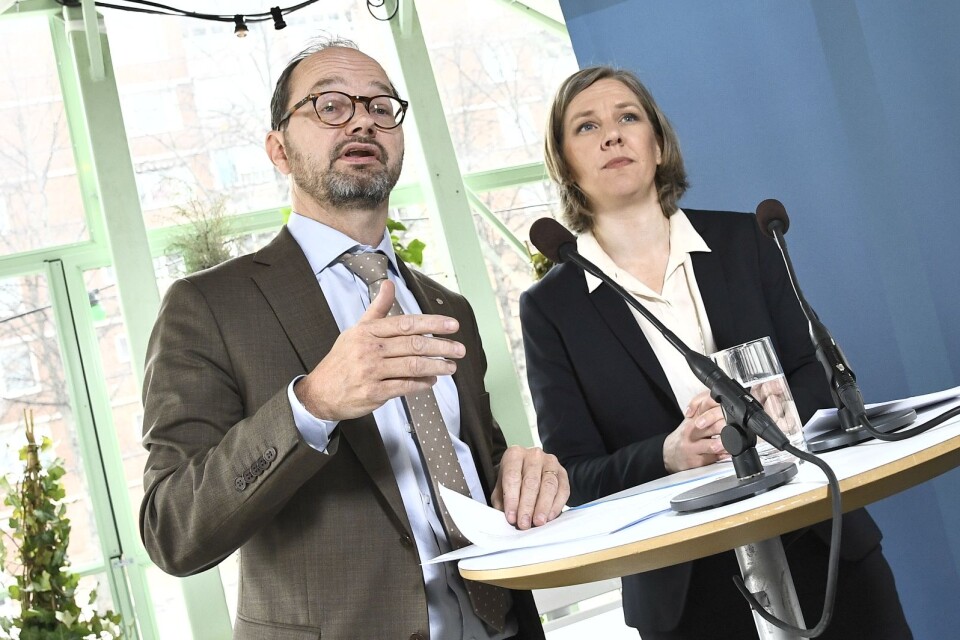 Infrastrukturminister Tomas Eneroth och miljöminister Karolina Skog under en pressträff om utformandet av miljözoner.