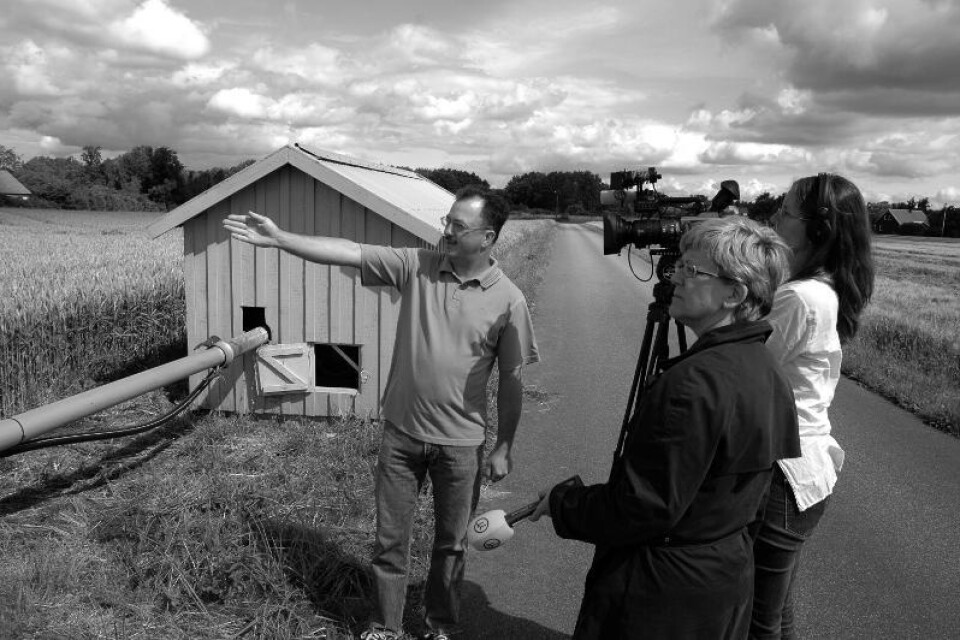 I juli 2007 återvände Niclas Johansson till platsen nära Everöd där han 1990 upplevde närkontakt med ett främmande fenomen. På bilden intervjuas Johansson av ett reportageteam från Tidningarnas Telegrambyrå.