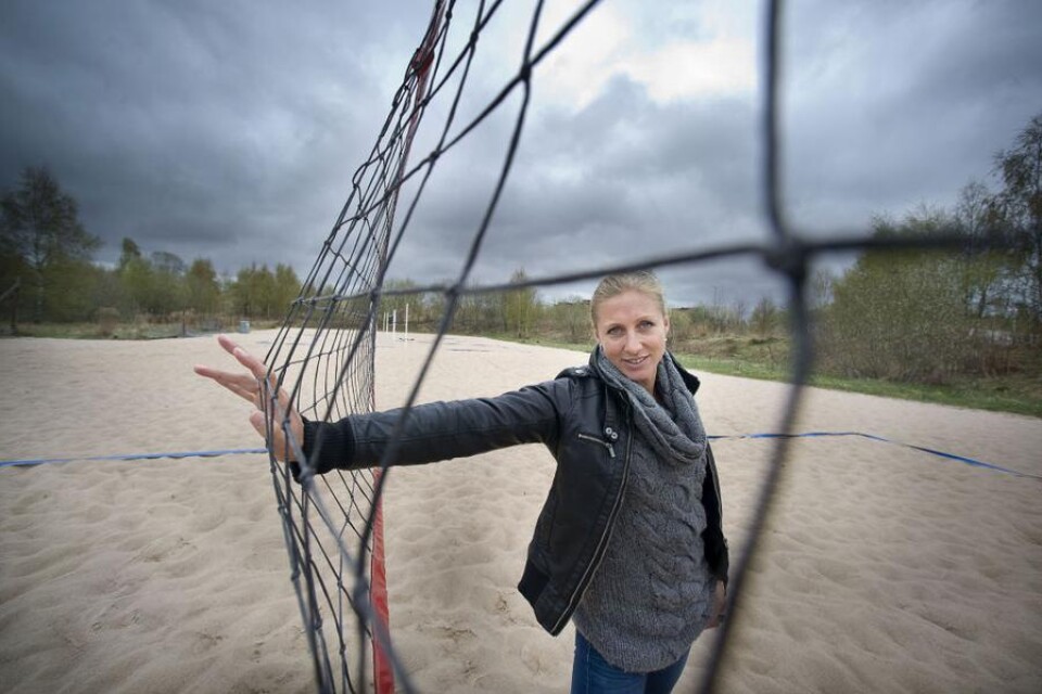 Volleybollproffset Åsa Gustavsson från Älmhult byter sport. Nu siktar hon mot OS i London och bildar ett nytt beachvolleypar med Angelica Ljungquist.