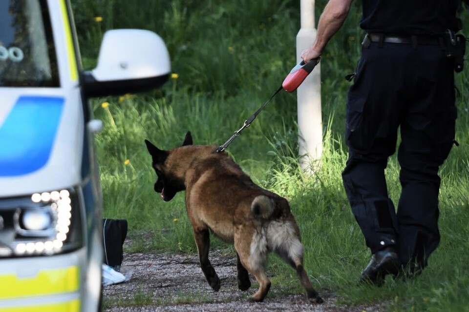 Polisens tekniker på platsen där en död kvinna hittades i stadsdelen Hjärsta i Örebro i maj 2018. Den man som åtalats för mordet har försatts på fri fot. Arkivbild.