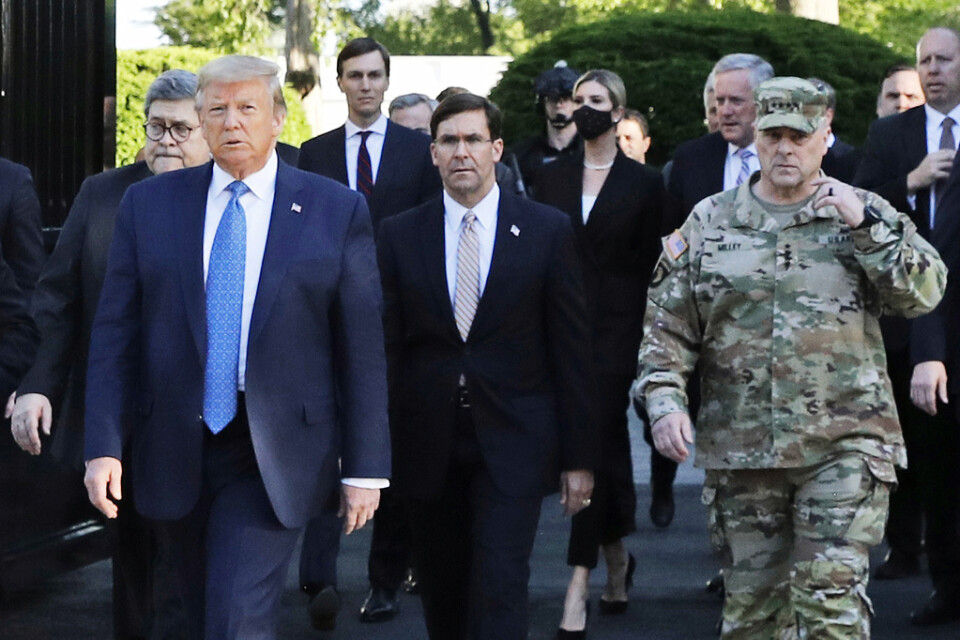 USA:s president Donald Trump, försvarsminister Mark Esper och general Mark Milley på promenad den 1 juni. Arkivbild.