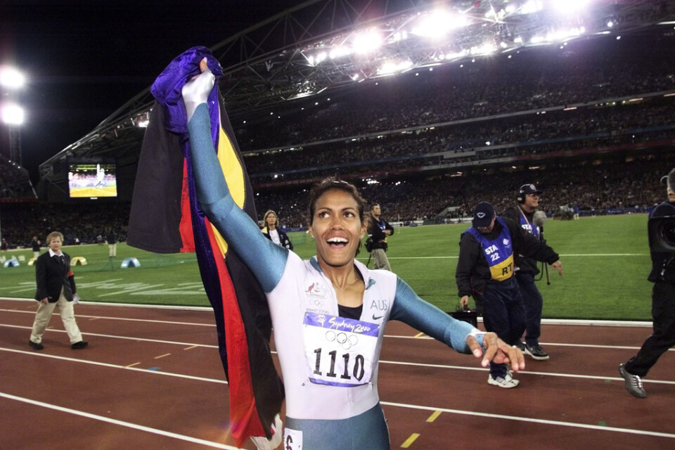 Cathy Freeman firar sitt OS-guld på 400 meter i Sydney-OS 2000 med den aboriginska flaggan.