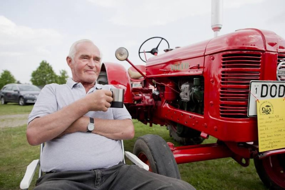 Stig Nilsson från Rönås satt och myste bredvid sin traktor, från 1940-talet, med en kopp kaffe.