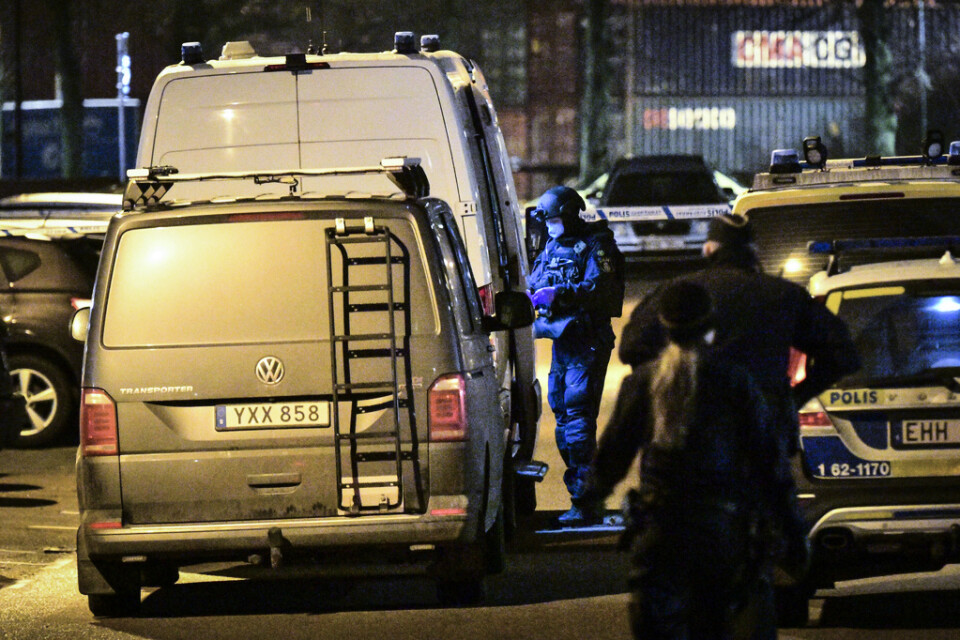 Polisens bombtekniker på plats i Helsingborg där ett misstänkt farligt föremål hittades i ett flerbostadshus i på torsdagskvällen.