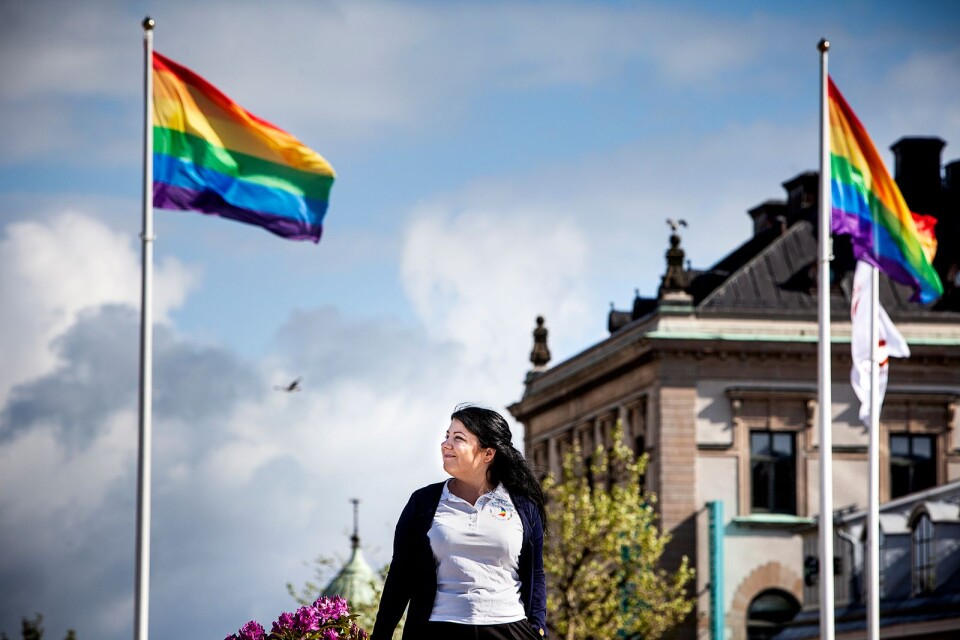 Sophia Ahlin, ordförande i föreningen Karlskrona Pride, under flagghissningen på måndagsmorgonen.