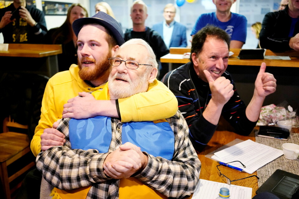 Spänd stämning och glada miner i Trollhättan. Hans förste tränare Bengt Olofsson (th) med barnbarnet Jerry Olofsson.