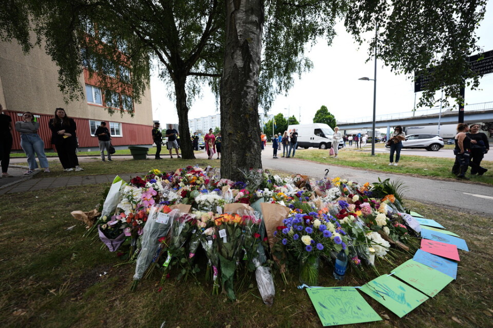 Blommor vid den flyttade minnesplatsen där polisen Andreas Danman sköts till döds i Biskopsgården i Göteborg. Arkivbild.