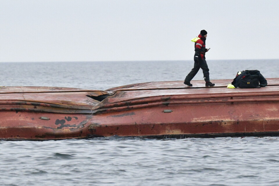 Skrovet på det danska kapsejsade fartyget Karin Høj dagen efter den kollision på Östersjön som orsakade två människors död. Arkivbild.