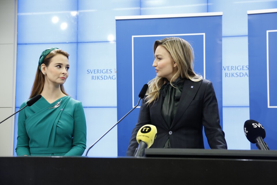 KEbba Busch presenterar Alice Teodorescu Måwe som ny toppkandidat för KD till Europaparlamentet. Samtidigt petas Sara Skyttedal som tidigare utsetts till förstanamn på listan till valet i juni.