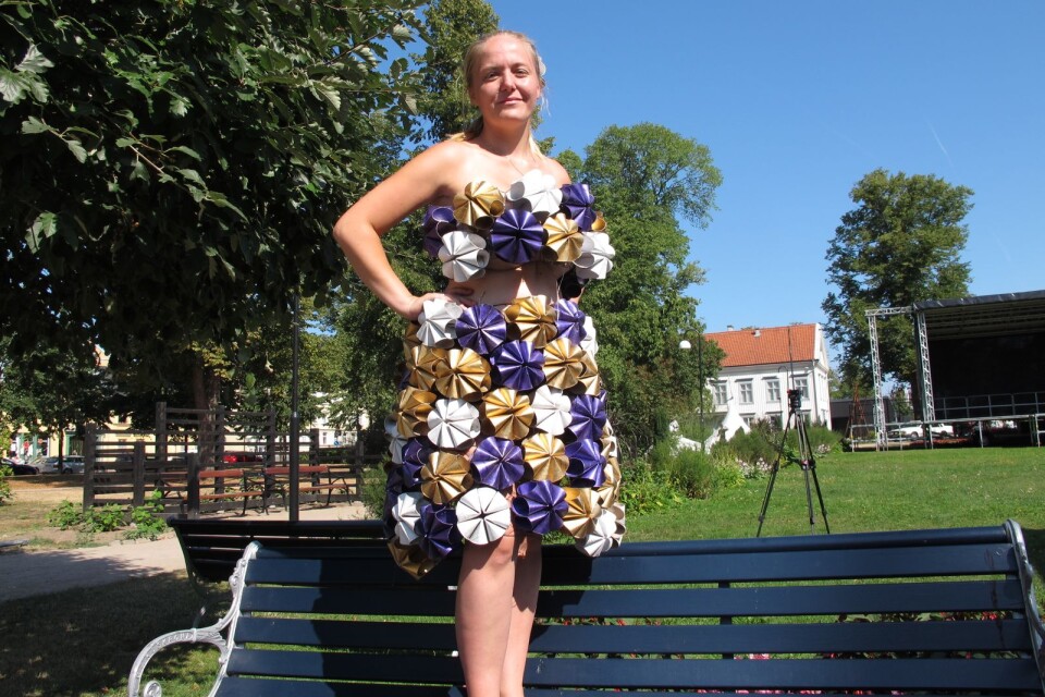 Evelina Billquist, 25 år, kommer visa upp en egendesignad klänning gjord av toarullar under Recycling Fashion Show.