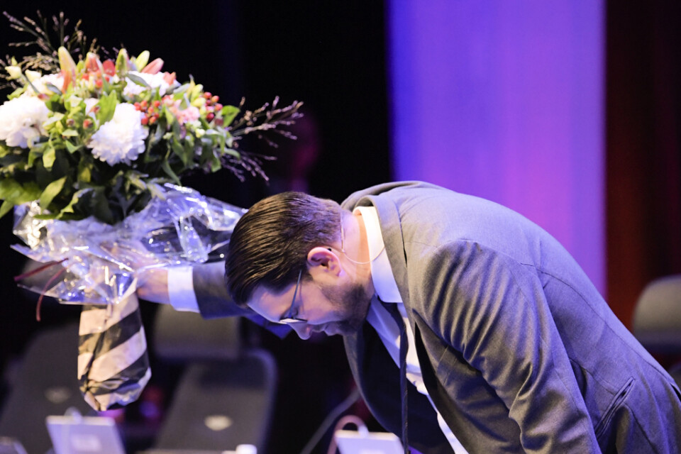 Sverigedemokraternas partiledare Jimmie Åkesson omvaldes för två år på partiets Landsdagar i Örebro och manar det växande partiet till ödmjukhet och respekt.